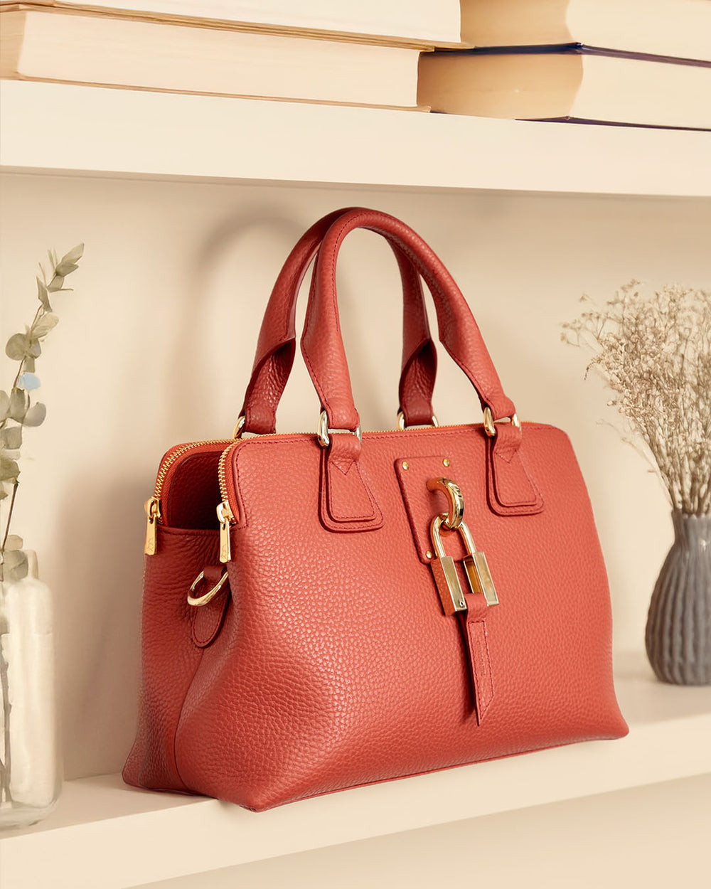 Notre sac New-York en cuir façon vigogne terracotta vu de quart en ambiance.