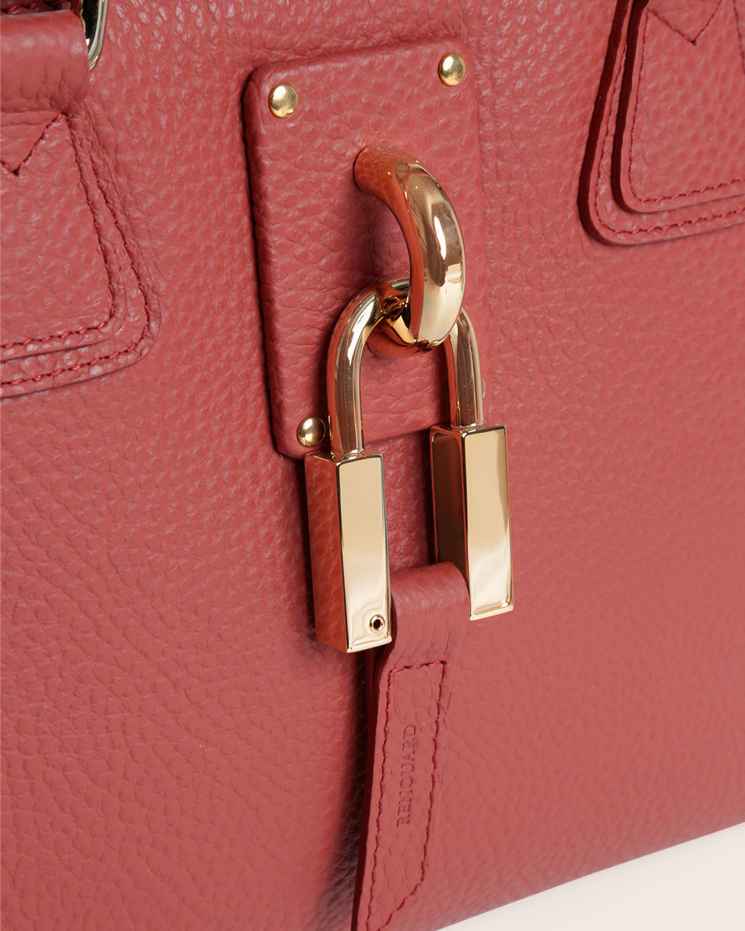 Notre sac New-York en cuir façon vigogne terracotta vu de près en studio.