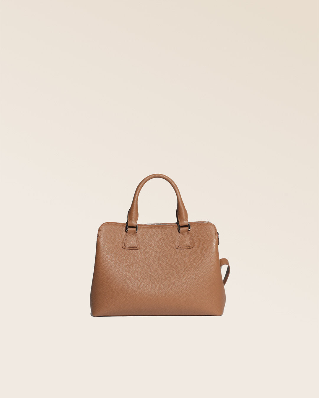 Notre sac New-York mini modèle en cuir façon vigogne fauve vu de dos en studio.