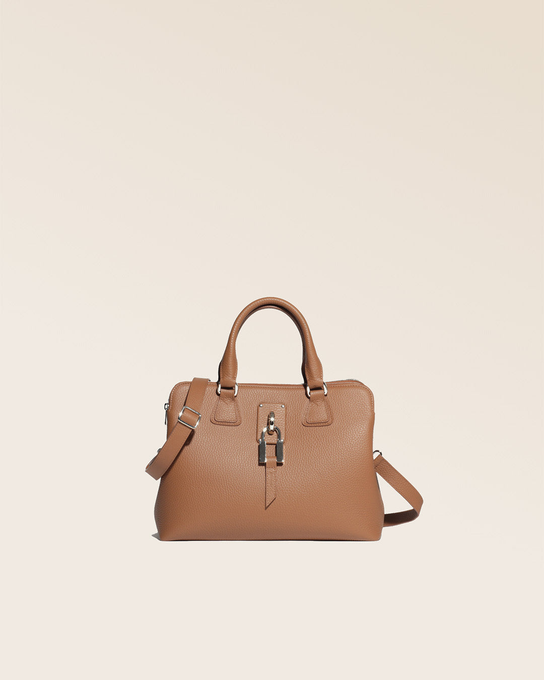 Notre sac New-York mini modèle en cuir façon vigogne fauve vu de face en studio.