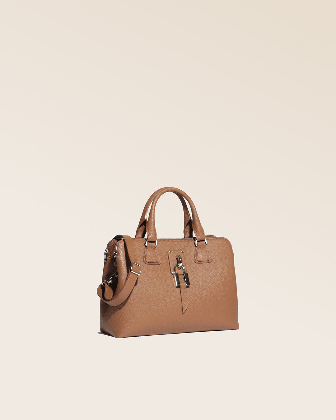 Notre sac New-York mini modèle en cuir façon vigogne fauve vu de quart en studio.