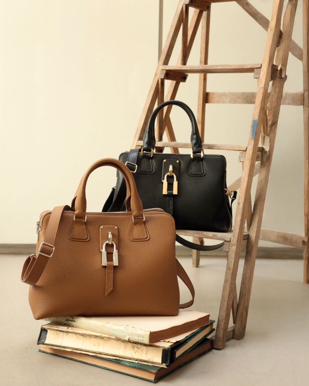 Notre sac New-York petit modèle en cuir façon vigogne fauve vu de face en ambiance.
