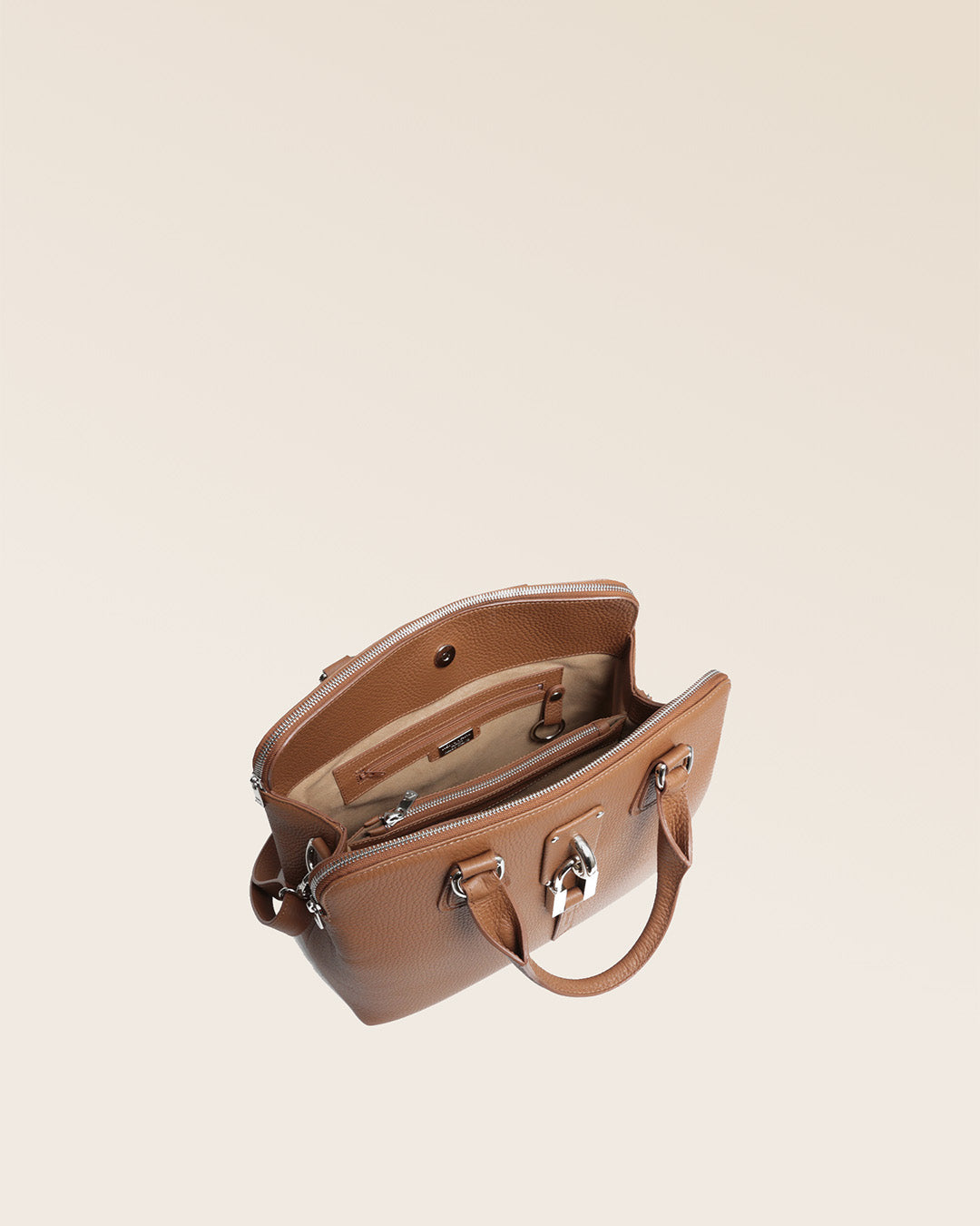 Notre sac New-York petit modèle en cuir façon vigogne fauve vu du dessus en studio.