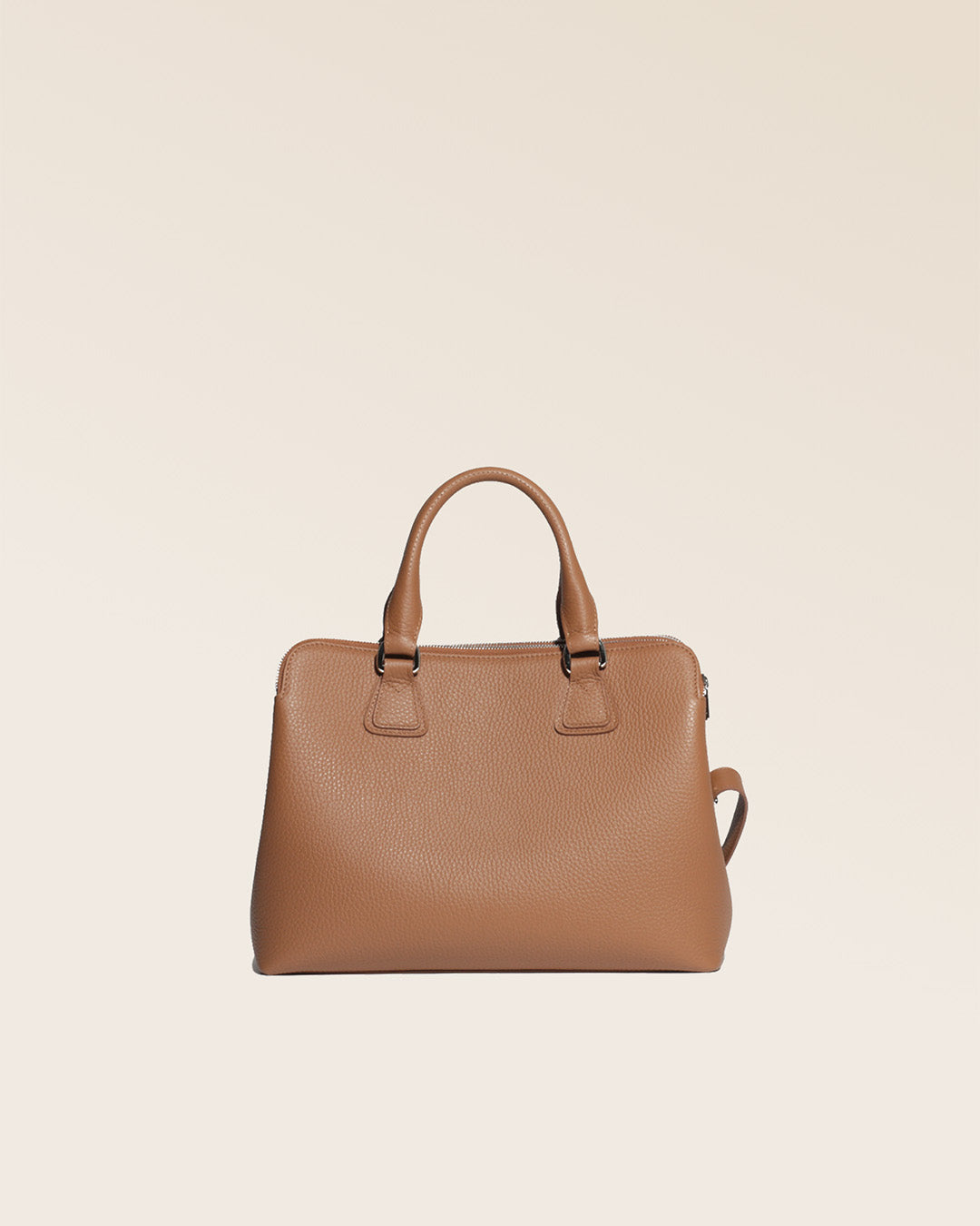 Notre sac New-York petit modèle en cuir façon vigogne fauve vu de dos en studio.
