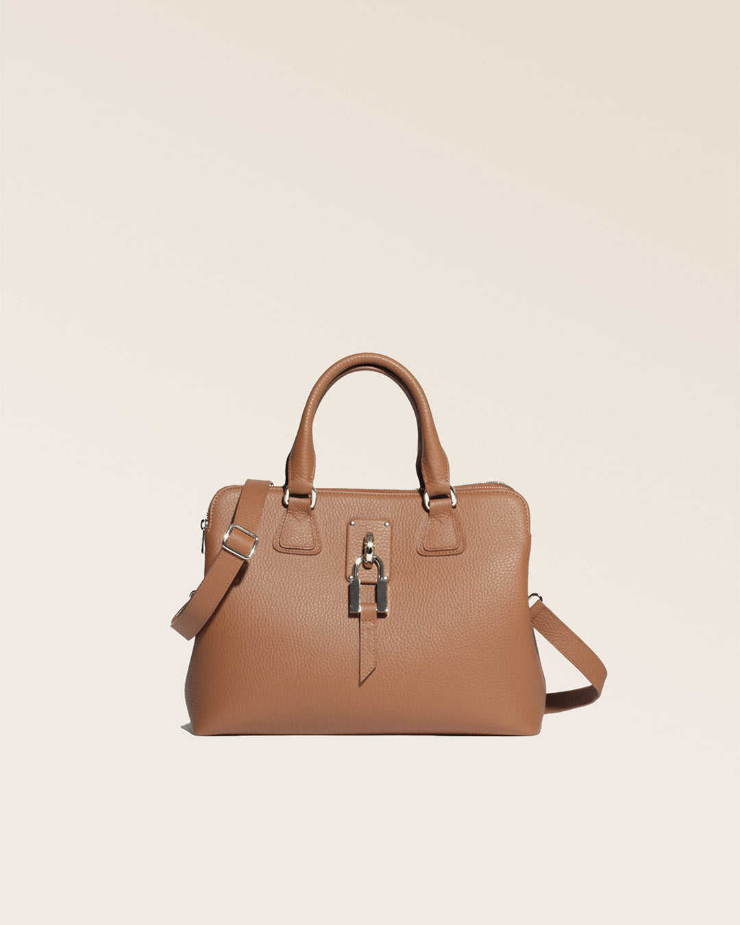 Notre sac New-York petit modèle en cuir façon vigogne fauve vu de face en studio.