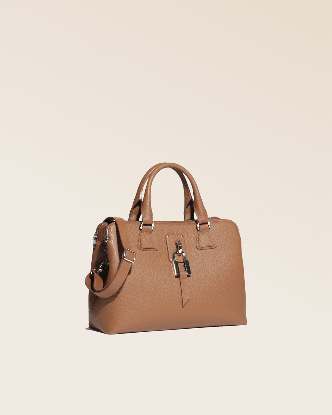 Notre sac New-York petit modèle en cuir façon vigogne fauve vu de quart en studio.
