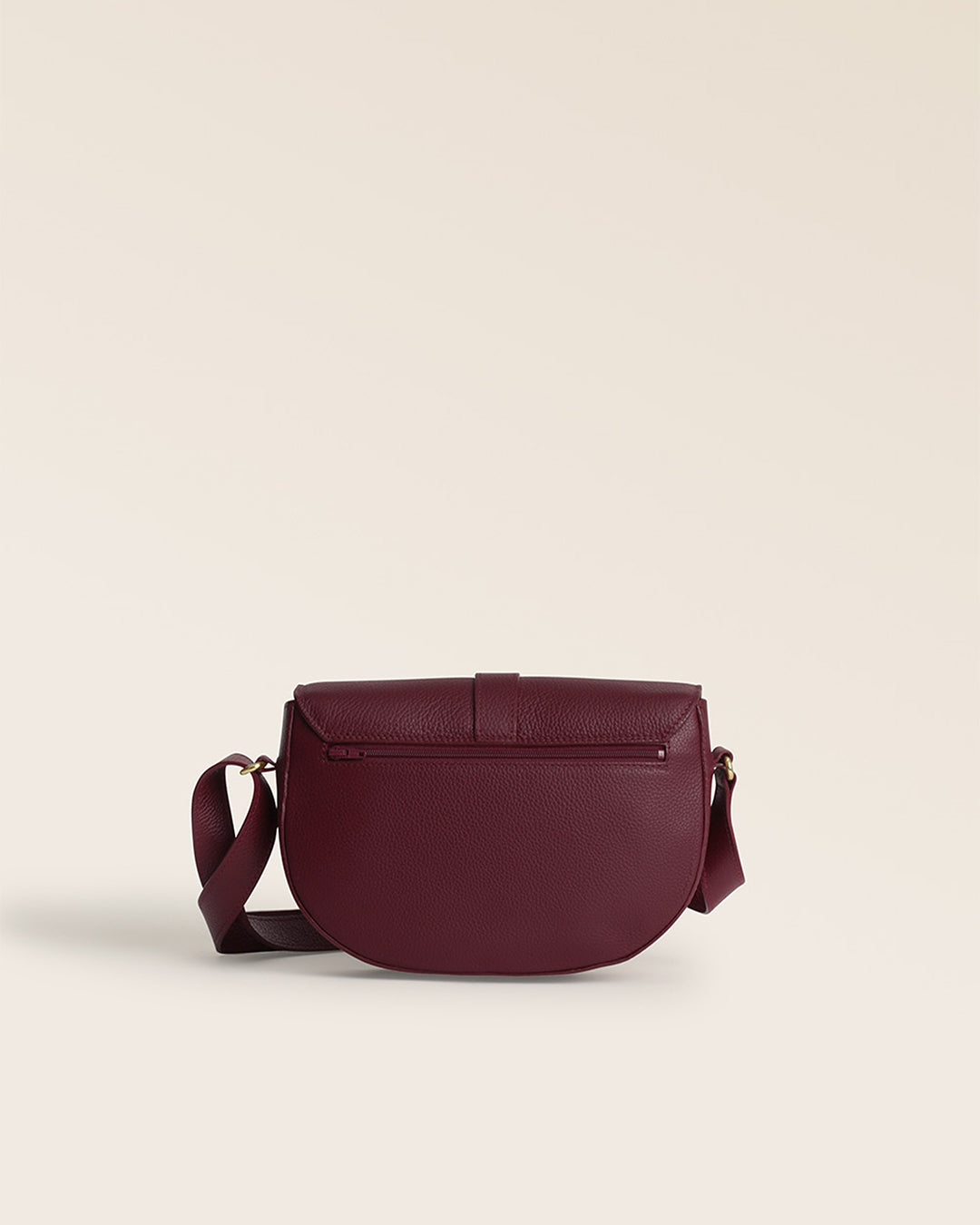 Notre sac Pablo Renouard en cuir façon vigogne bordeaux vu de dos en studio.