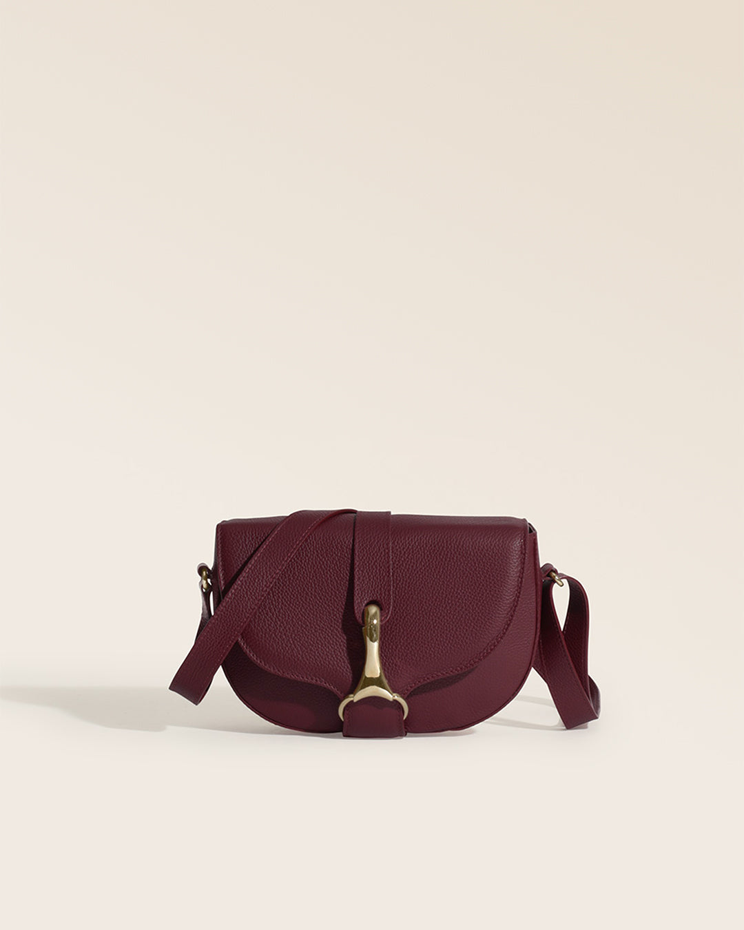 Notre sac Pablo Renouard en cuir façon vigogne bordeaux vu de face en studio.