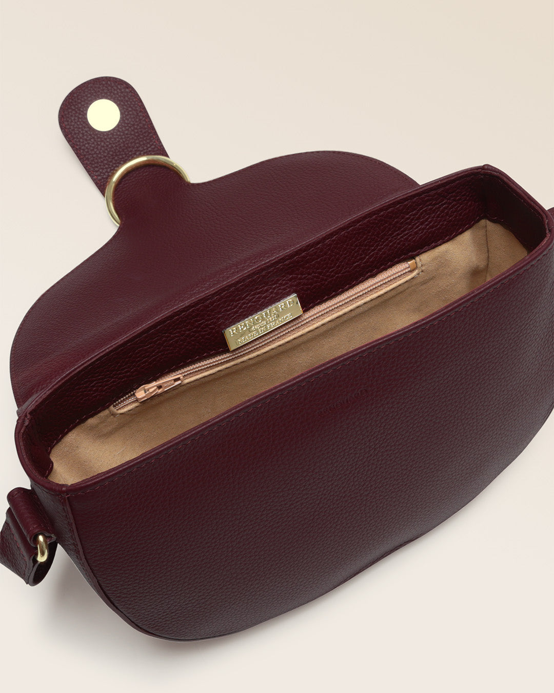 Notre sac Pablo Renouard en cuir façon vigogne bordeaux vu du dessus en studio.