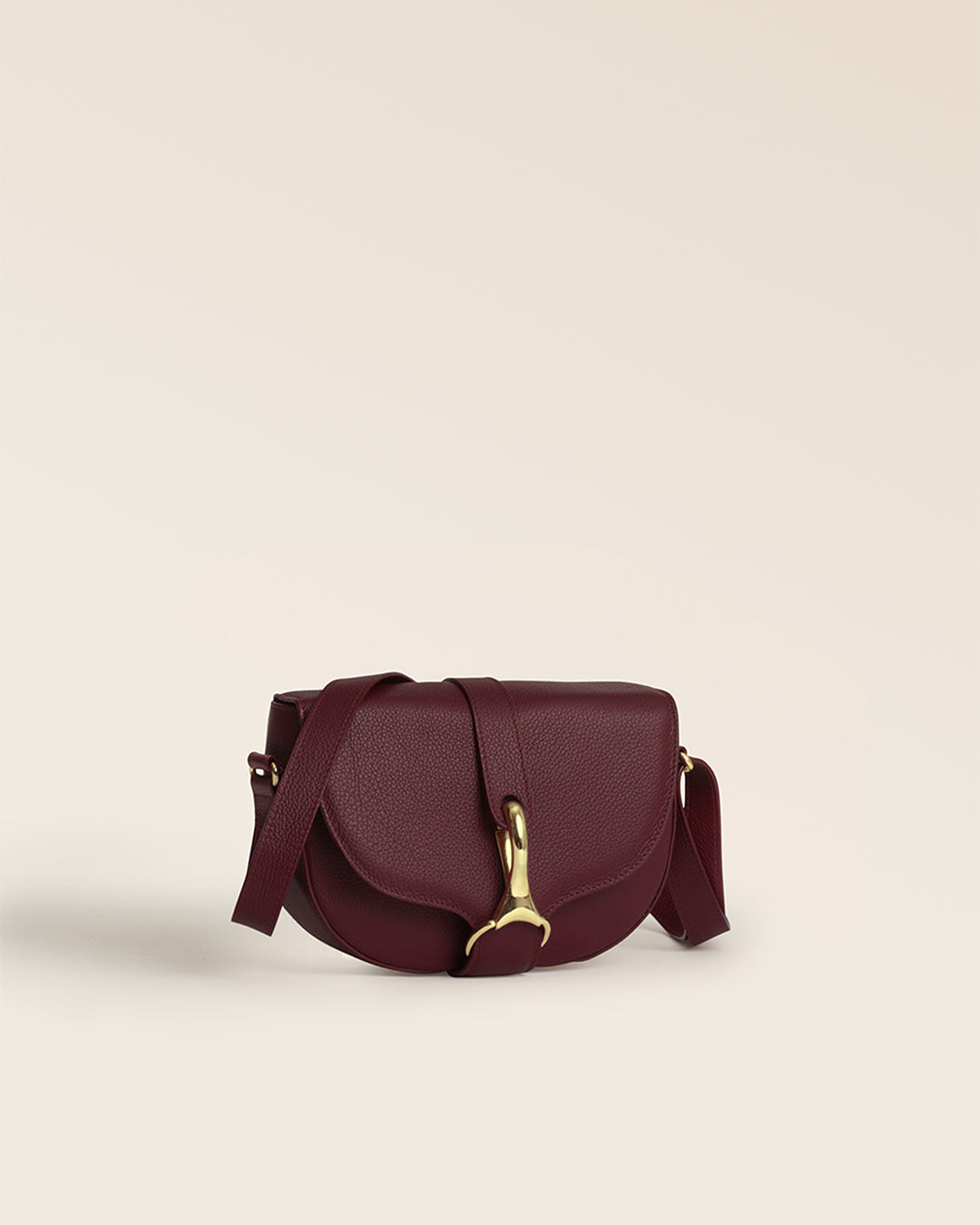Notre sac Pablo Renouard en cuir façon vigogne bordeaux vu de quart en studio.