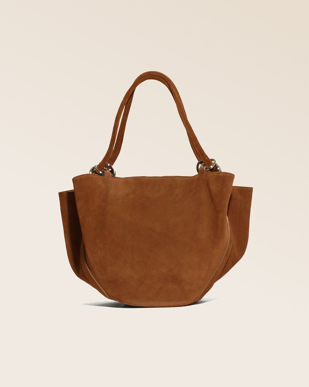Notre sac Paita en cuir veau velours noisette vu de dos en studio.