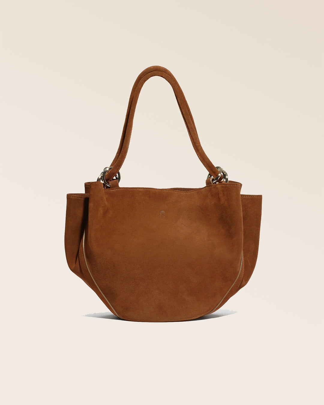 Notre sac Paita en cuir veau velours noisette vu de face en studio.