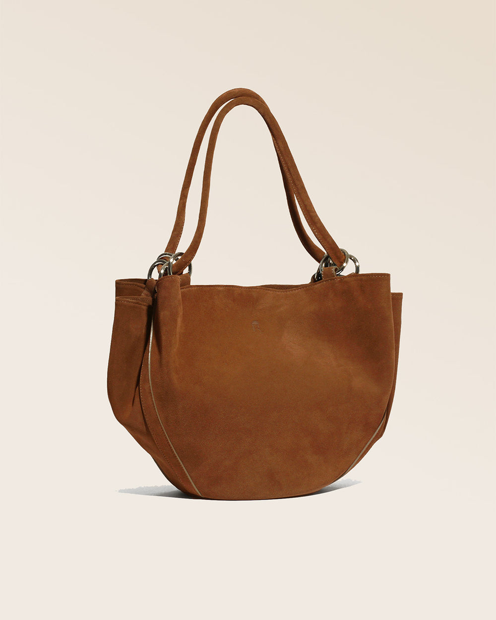 Notre sac Paita en cuir veau velours noisette vu de quart en studio.