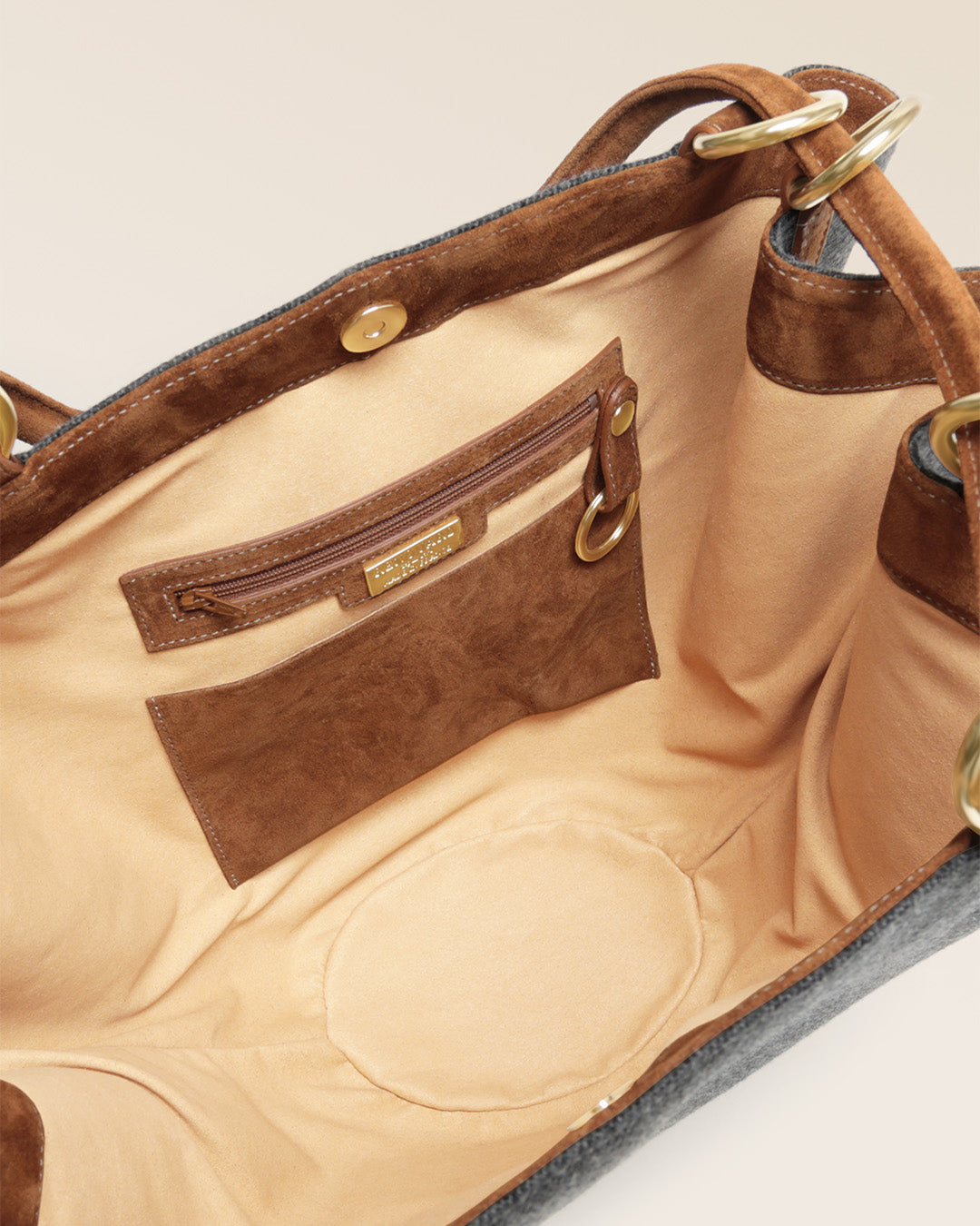 Notre sac Païta Renouard en toile flanelle gris et cuir veau velours noisette, vu du dessus en studio.