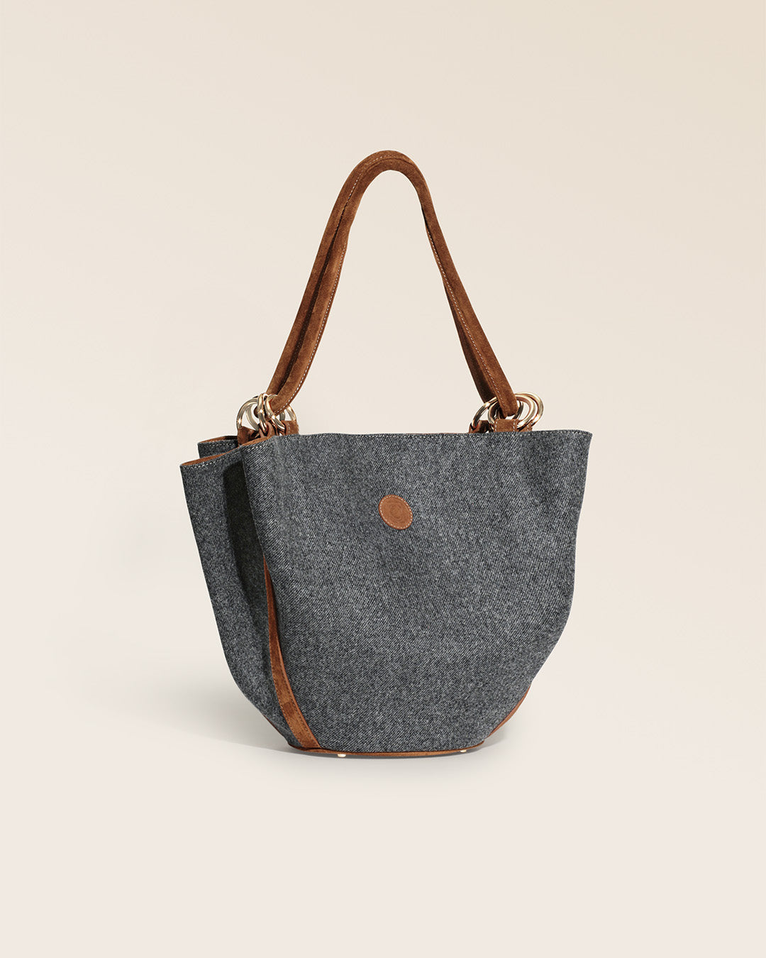 Notre sac Païta Renouard en toile flanelle gris et cuir veau velours noisette, vu de quart en studio.