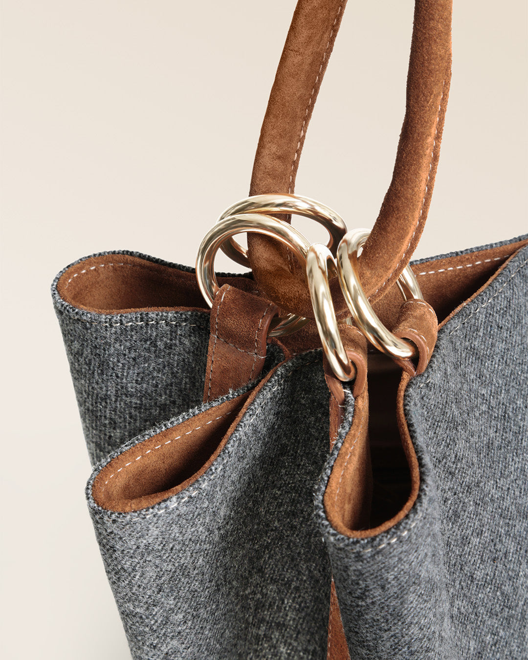 Notre sac Païta Renouard en toile flanelle gris et cuir veau velours noisette, vu de près en studio.