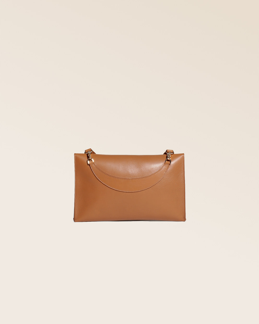 Notre pochette Clipper en cuir vintage camel vu de dos en studio.