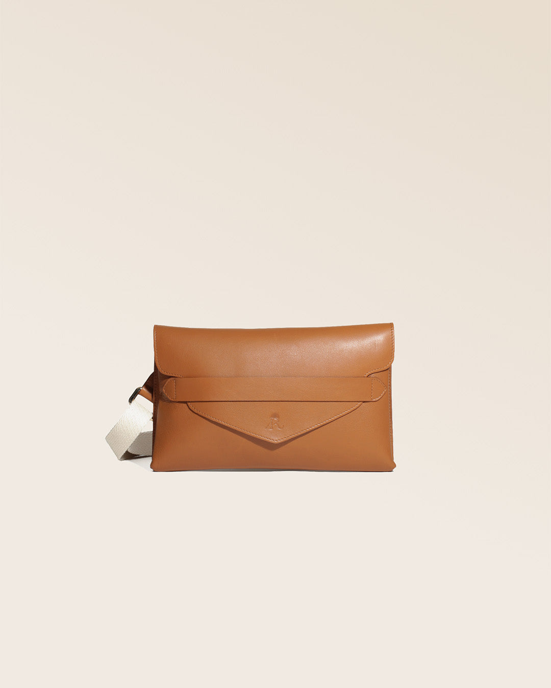 Notre pochette Clipper en cuir vintage camel vu de face en studio.
