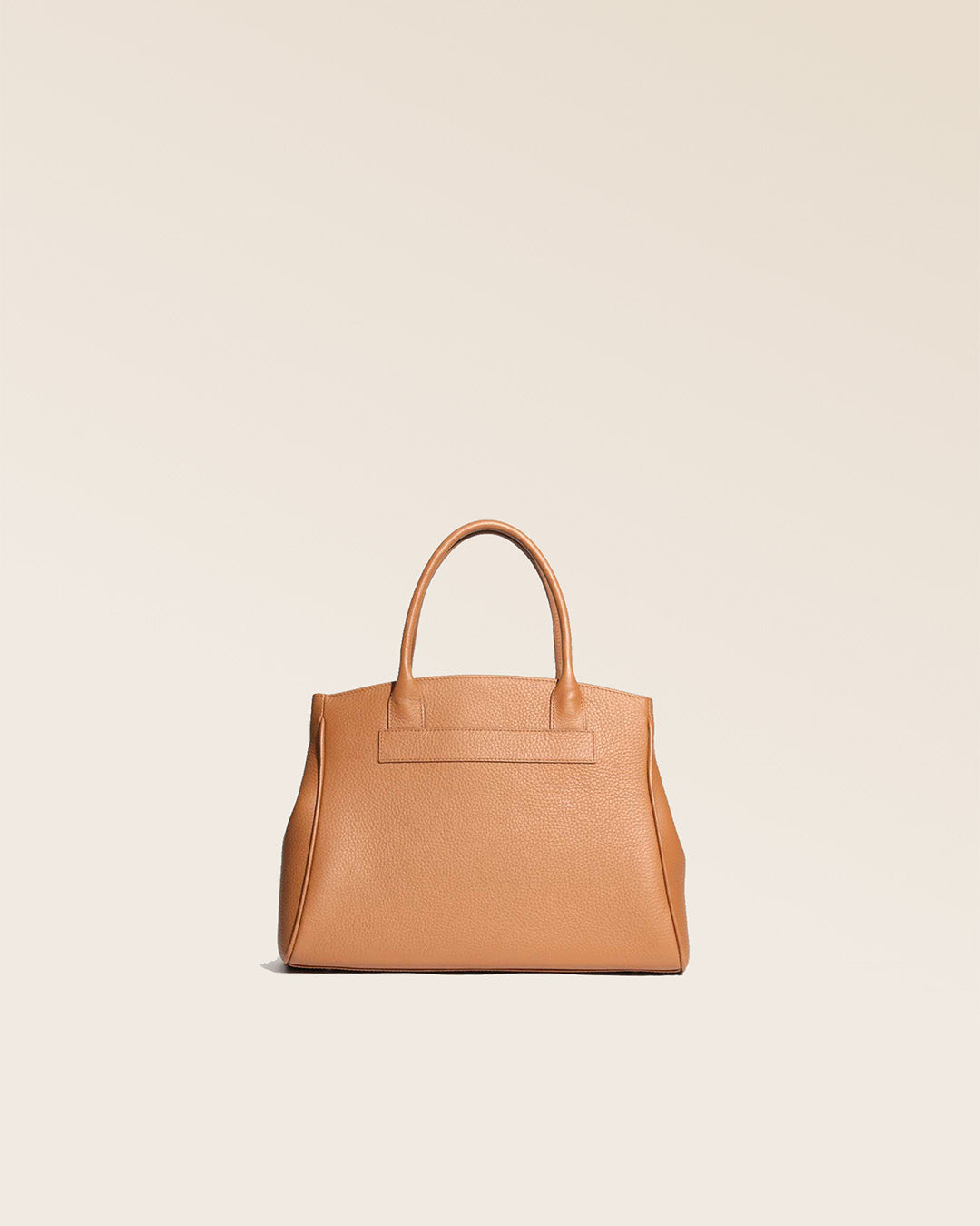 Notre sac Prestige mini modèle en cuir façon vigogne fauve vu de dos en studio.
