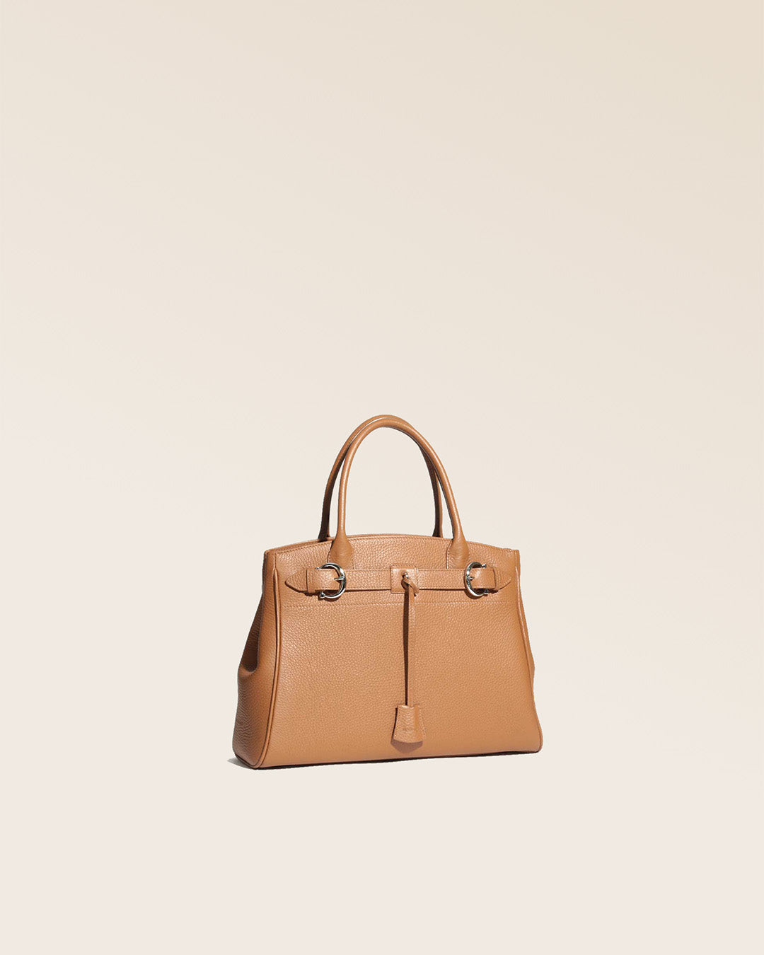 Notre sac Prestige mini modèle en cuir façon vigogne fauve vu de quart en studio.