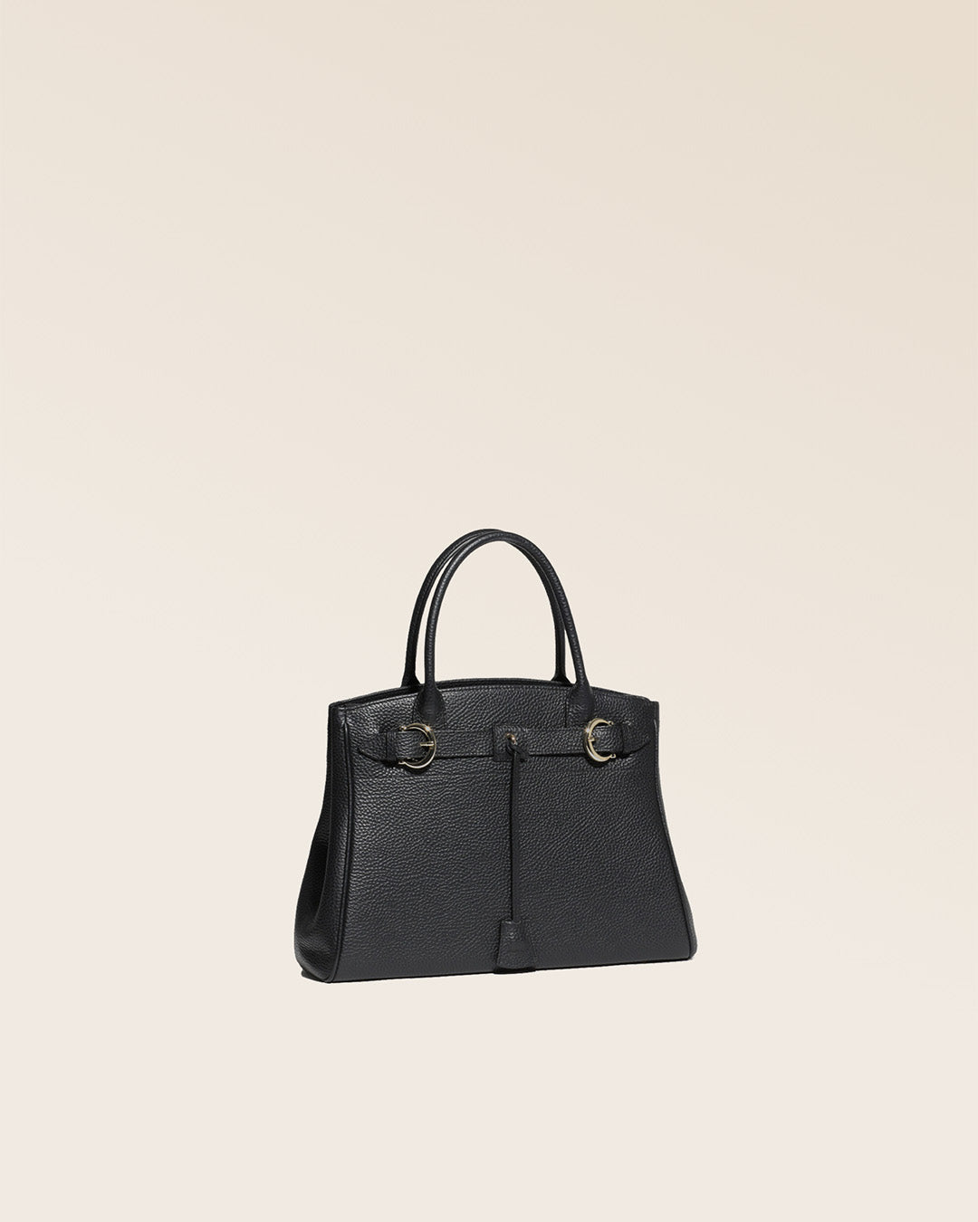 Notre sac Prestige mini modèle en cuir façon vigogne noir vu de quart en studio.