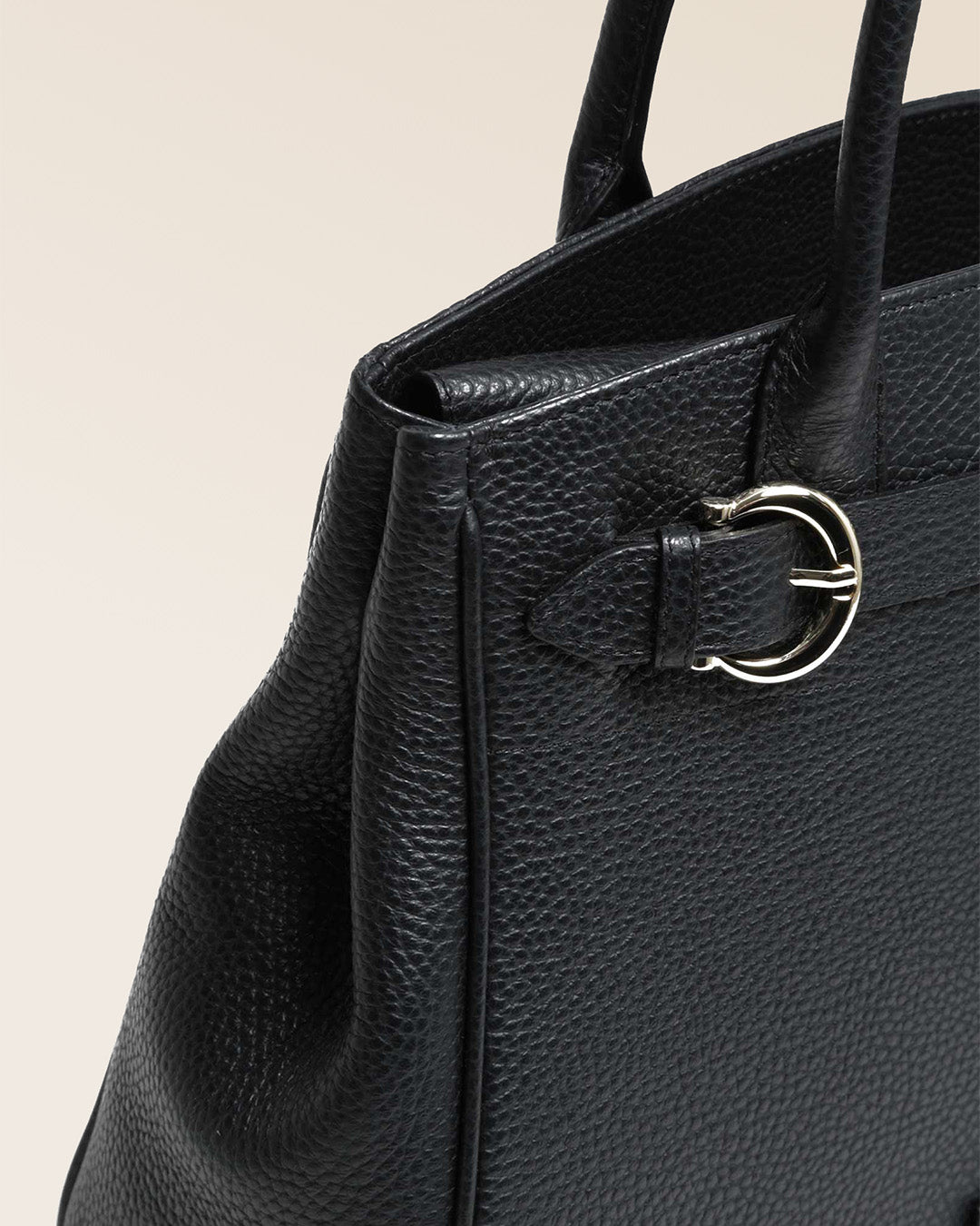Notre sac Prestige mini modèle en cuir façon vigogne noir vu en détail en studio.