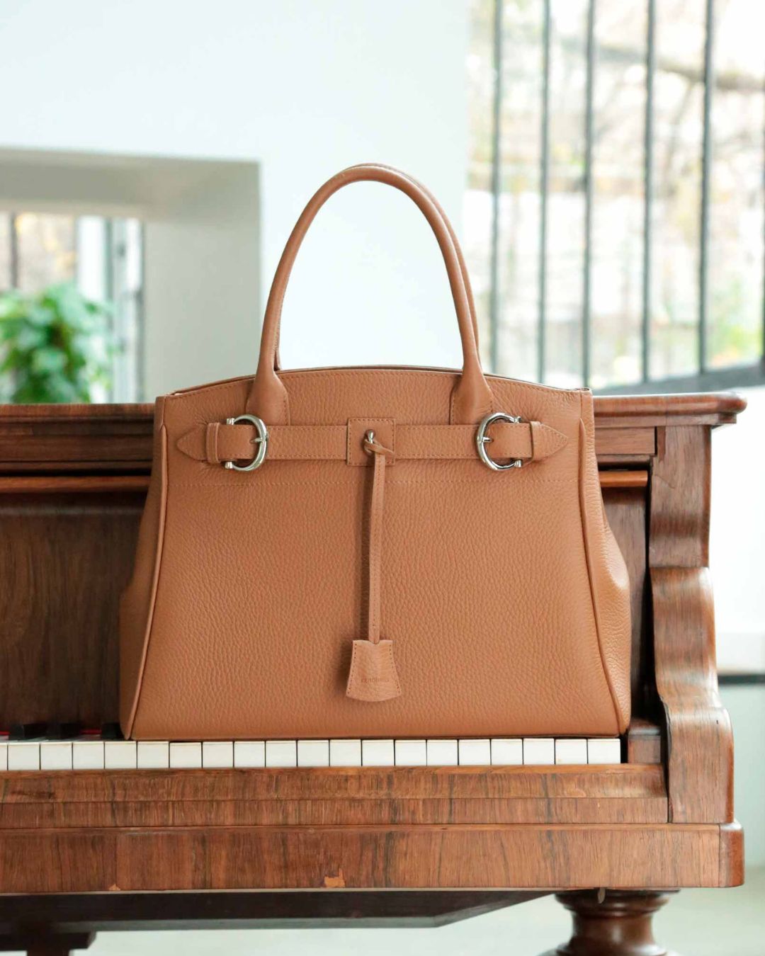 Notre sac Prestige petit modèle en cuir façon vigogne vu de face en ambiance.