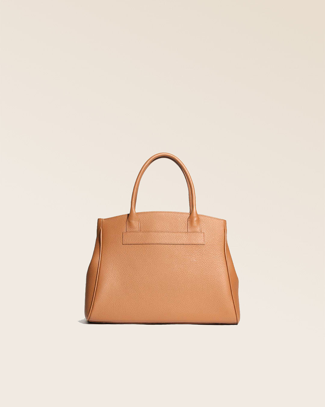 Notre sac Prestige petit modèle en cuir façon vigogne vu de dos en studio.