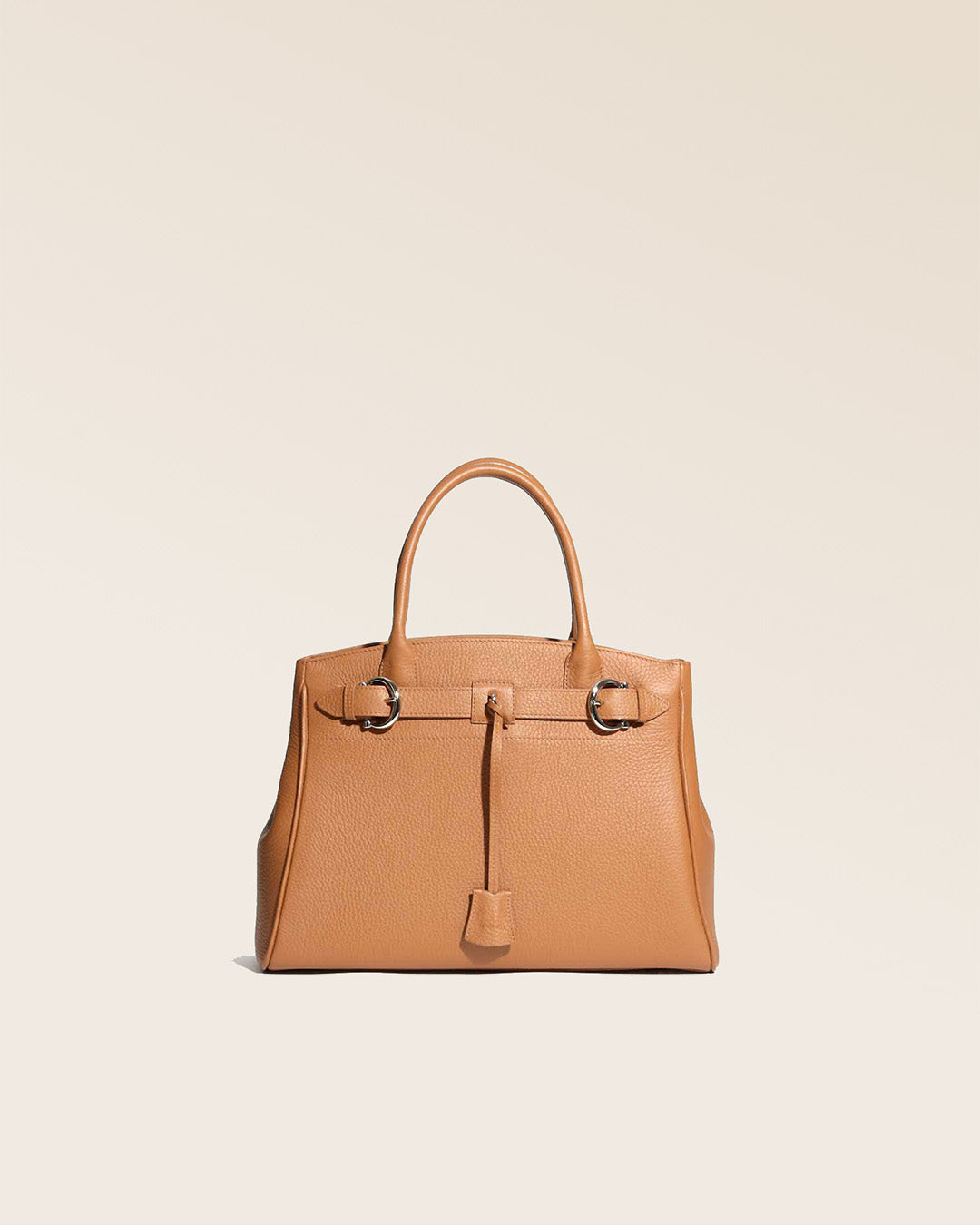 Notre sac Prestige petit modèle en cuir façon vigogne vu de face en studio.