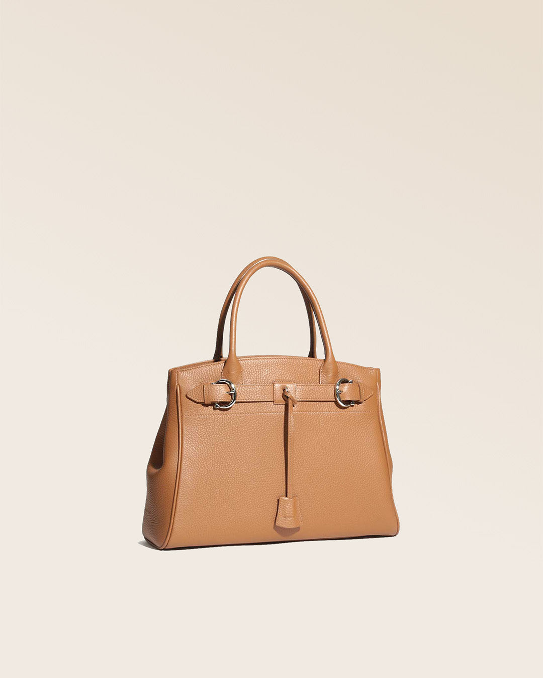 Notre sac Prestige petit modèle en cuir façon vigogne vu de quart en studio.