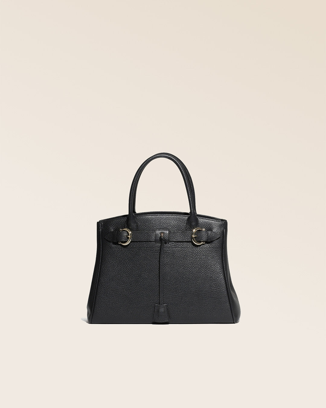 Notre sac Prestige petit modèle en cuir façon vigogne noir vu de face en studio.