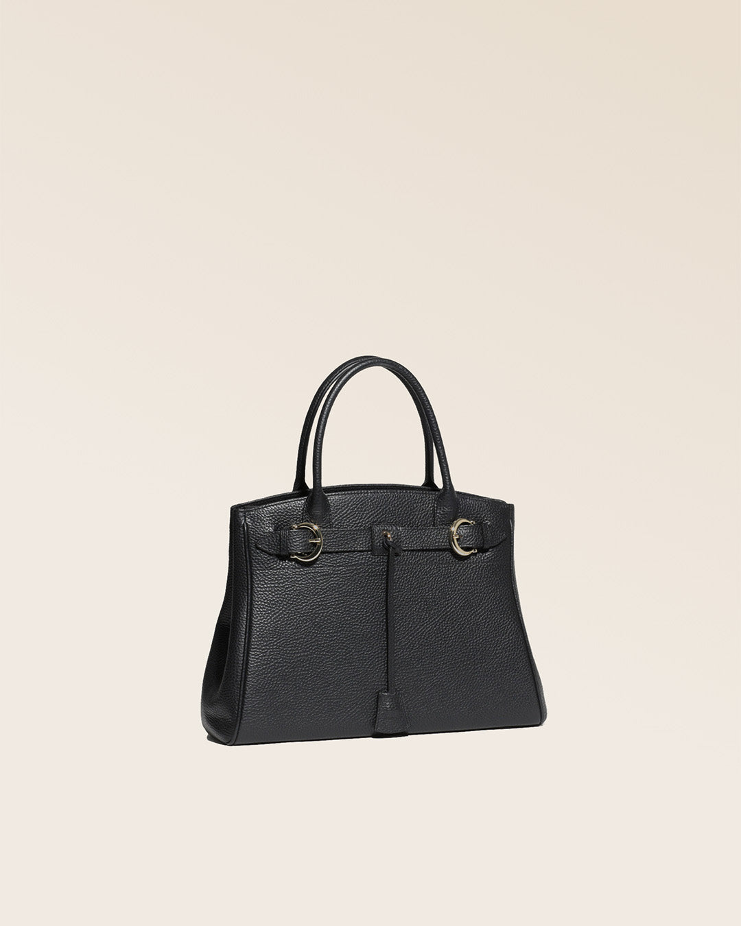 Notre sac Prestige petit modèle en cuir façon vigogne noir vu de quart en studio.