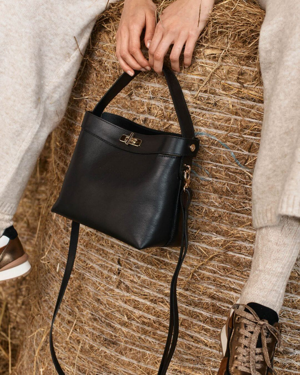 Notre sac Rosa en cuir lisse noir vu de quart en ambiance.