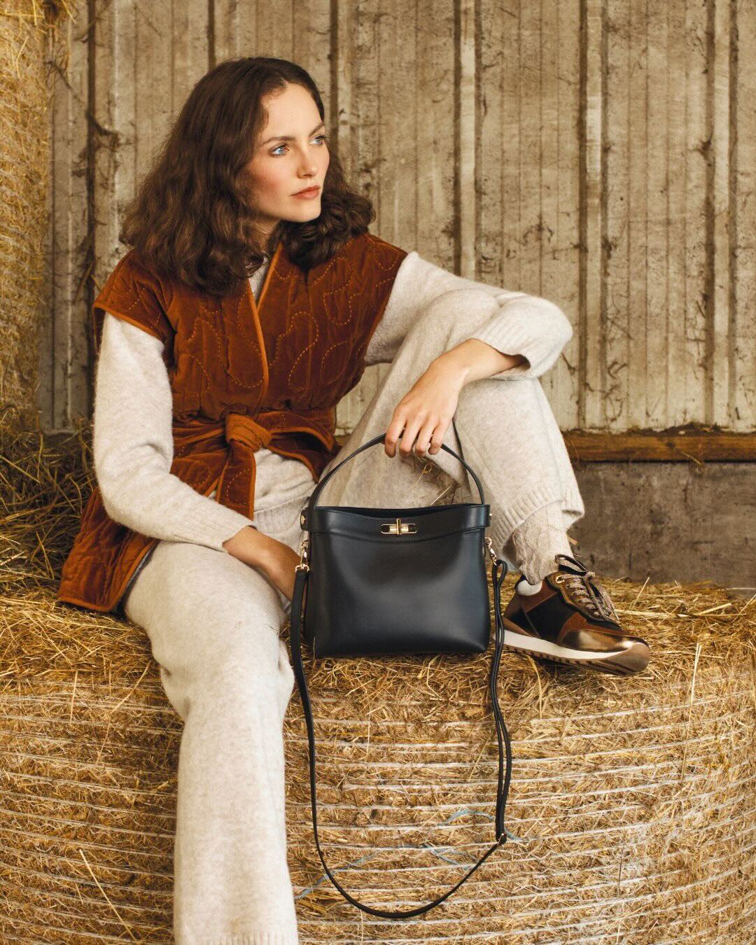 A front view of our Rosa bag in smooth black leather.