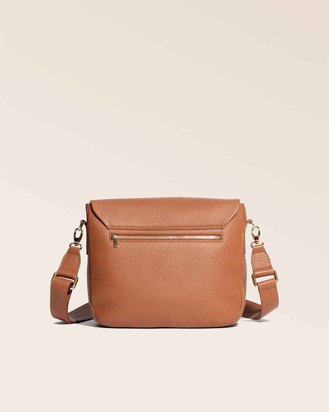 Notre sac Samuel en cuir façon vigogne fauve vu de dos en studio.
