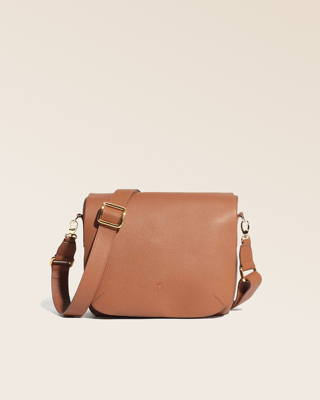 Notre sac Samuel en cuir façon vigogne fauve vu de face en studio.