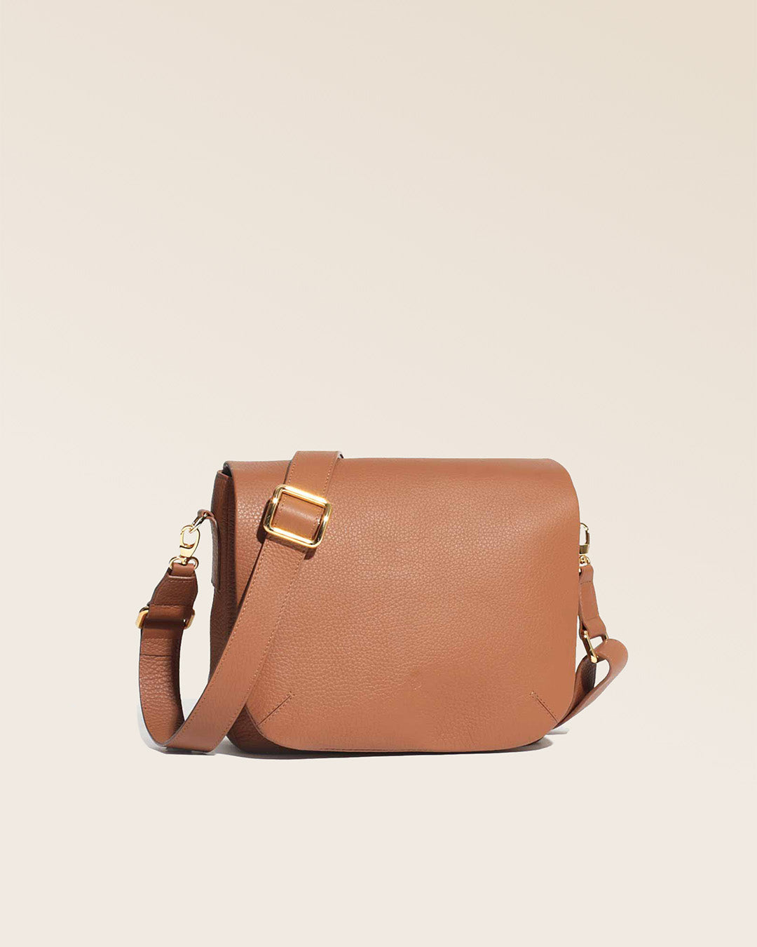 Notre sac Samuel en cuir façon vigogne fauve vu de quart en studio.