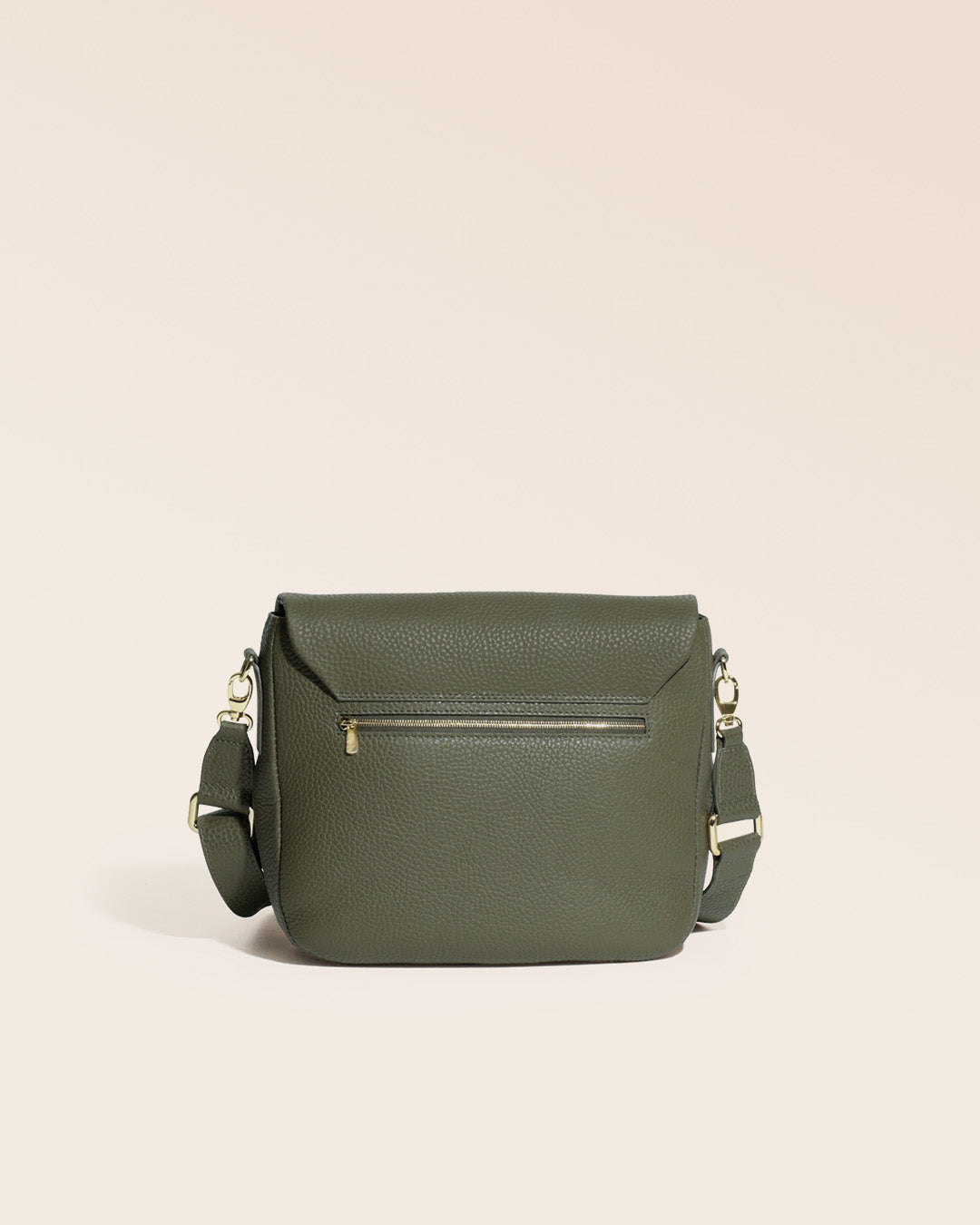 Notre sac Samuel en cuir façon vigogne kaki vu de dos en studio.