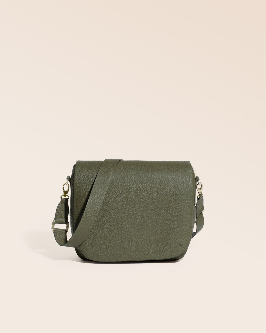 Notre sac Samuel en cuir façon vigogne kaki vu de face en studio.