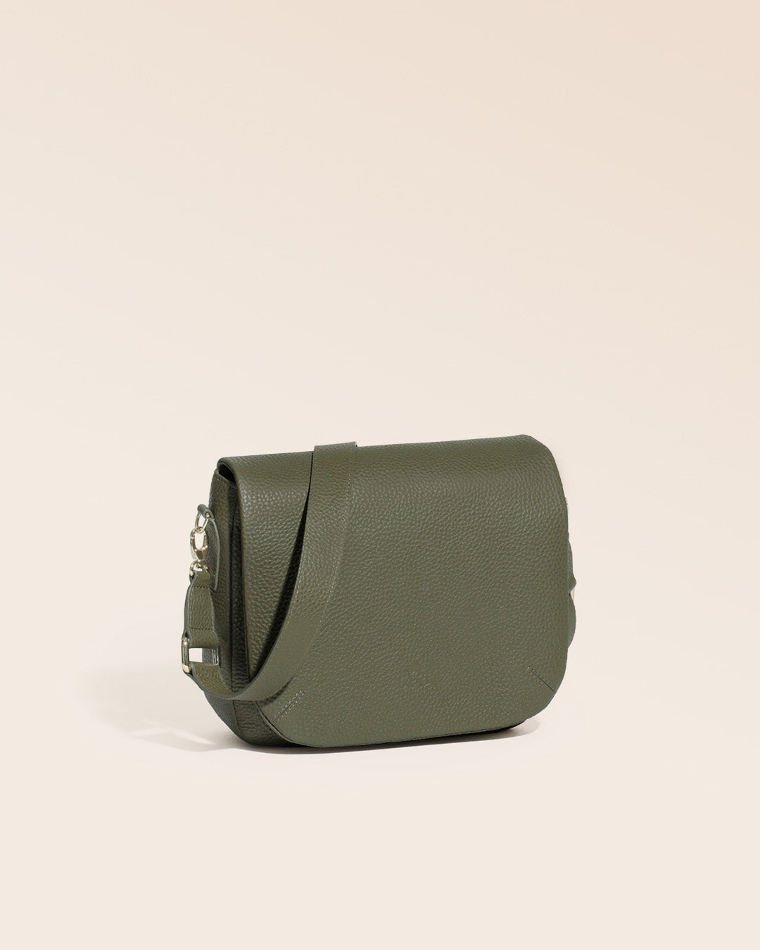 Notre sac Samuel en cuir façon vigogne kaki vu de quart en studio.