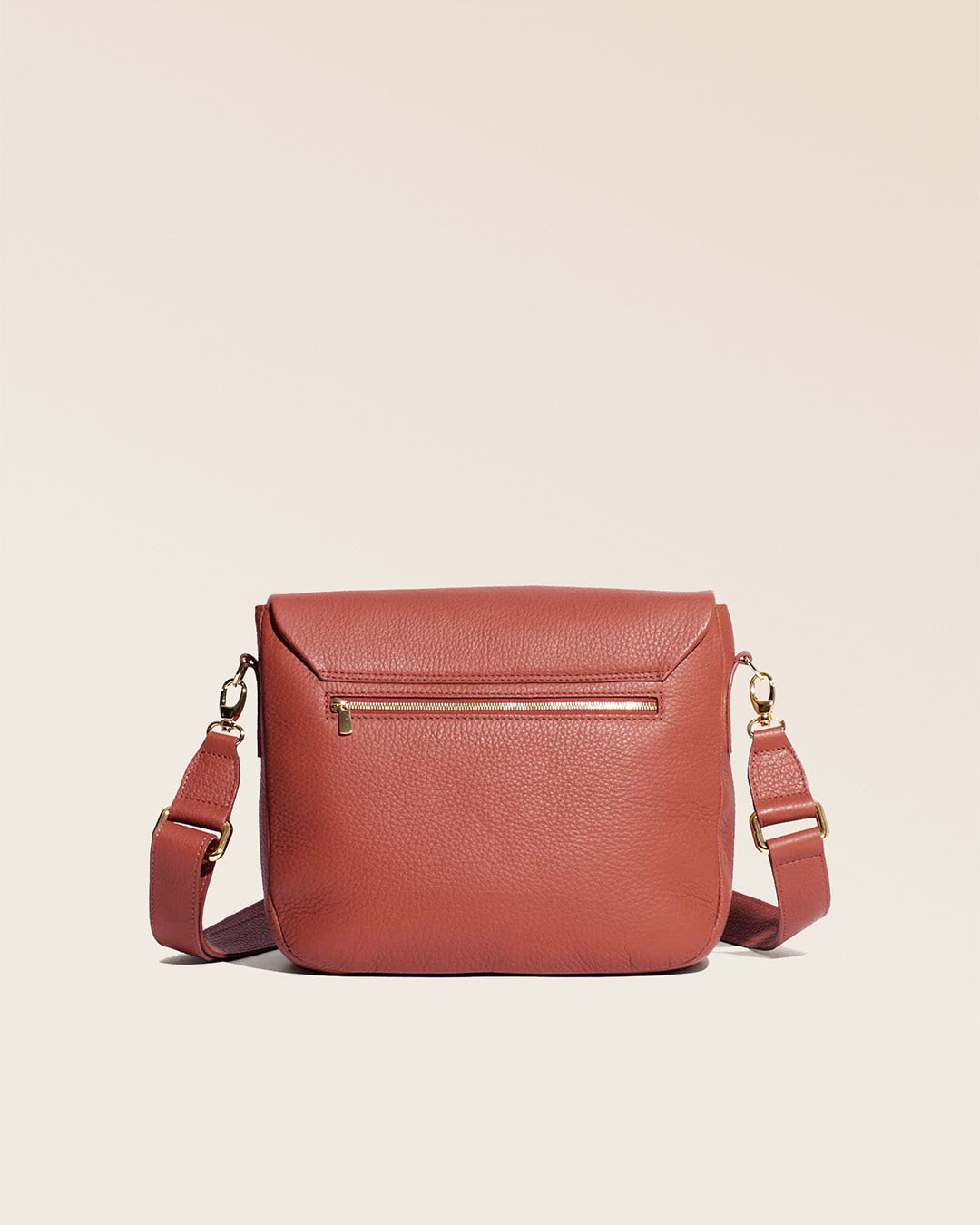 Notre sac Samuel en cuir façon vigogne terracotta vu de dos en studio.