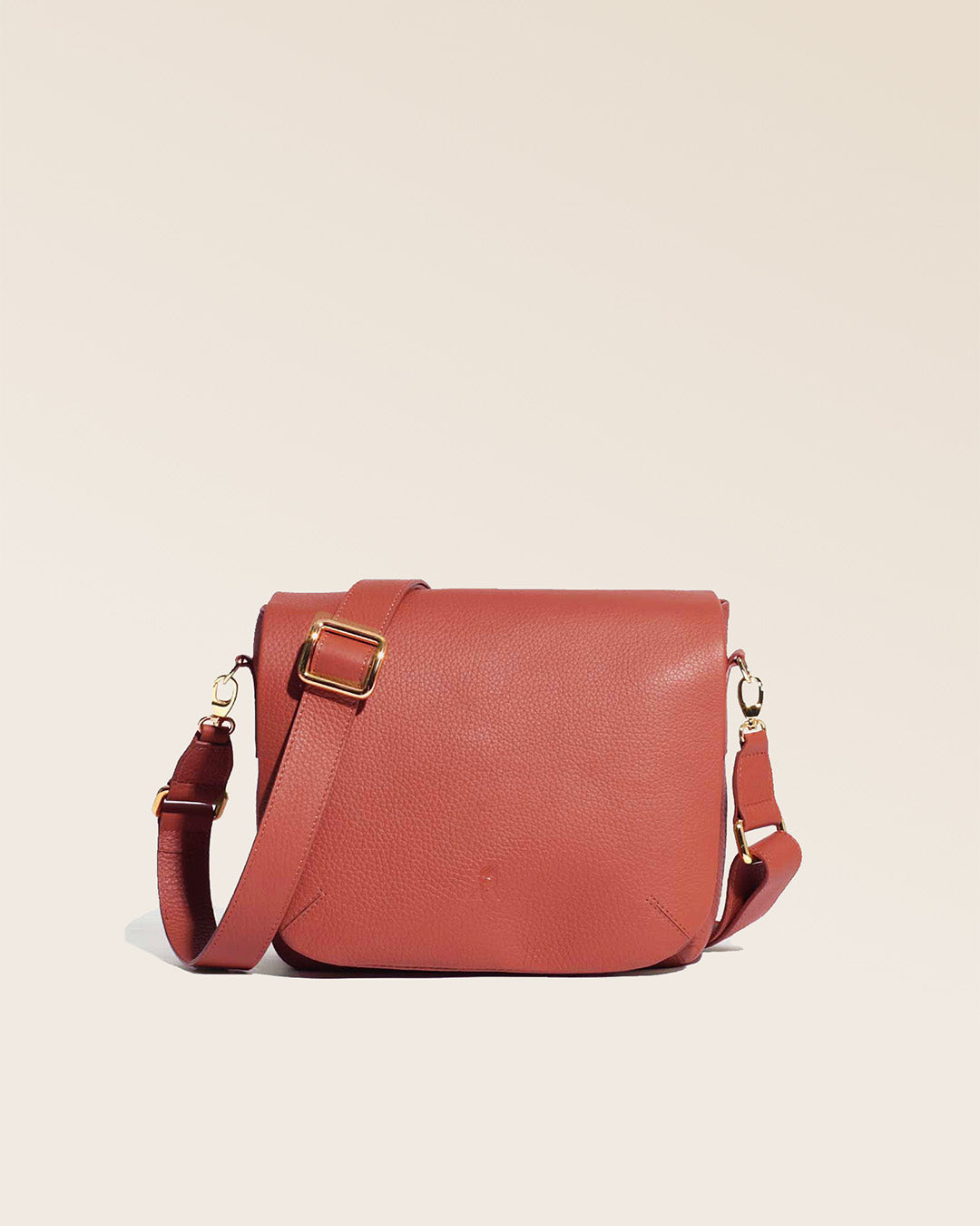 Notre sac Samuel en cuir façon vigogne terracotta vu de face en studio.