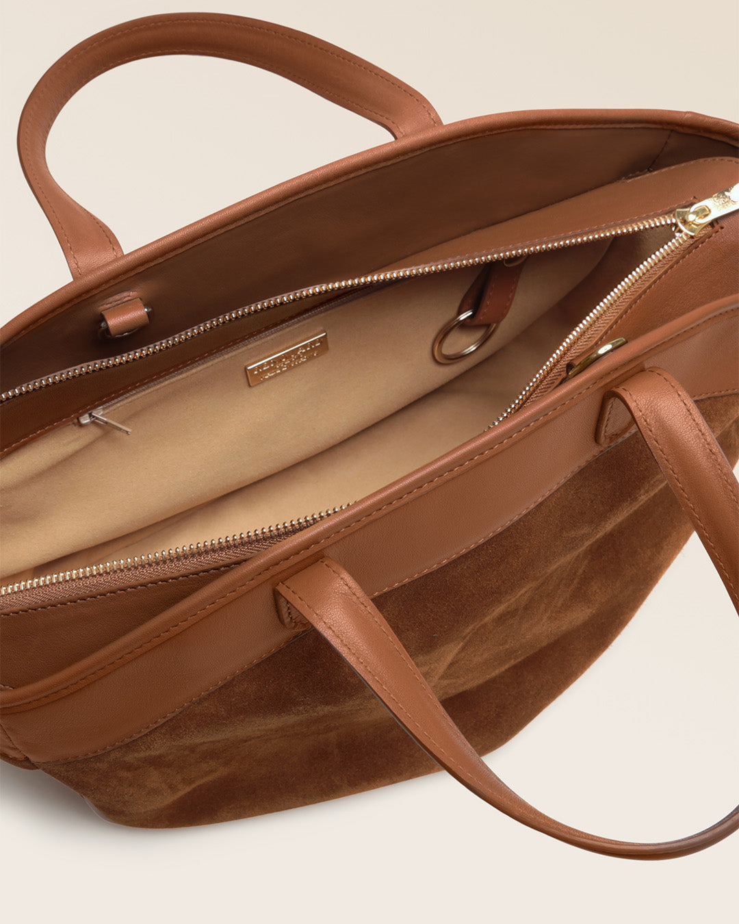 Notre sac Sarah Renouard en cuir veau velours noisette et cuir vintage camel, avec sa bandoulière coton, vu ouvert en studio.
