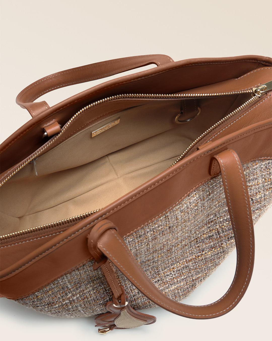 Notre sac Sarah Renouard en toile tweed beige et cuir vintage camel, vu ouvert en studio.