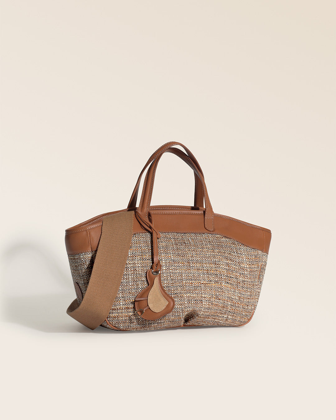 Notre sac Sarah Renouard en toile tweed beige et cuir vintage camel, vu de quart en studio.