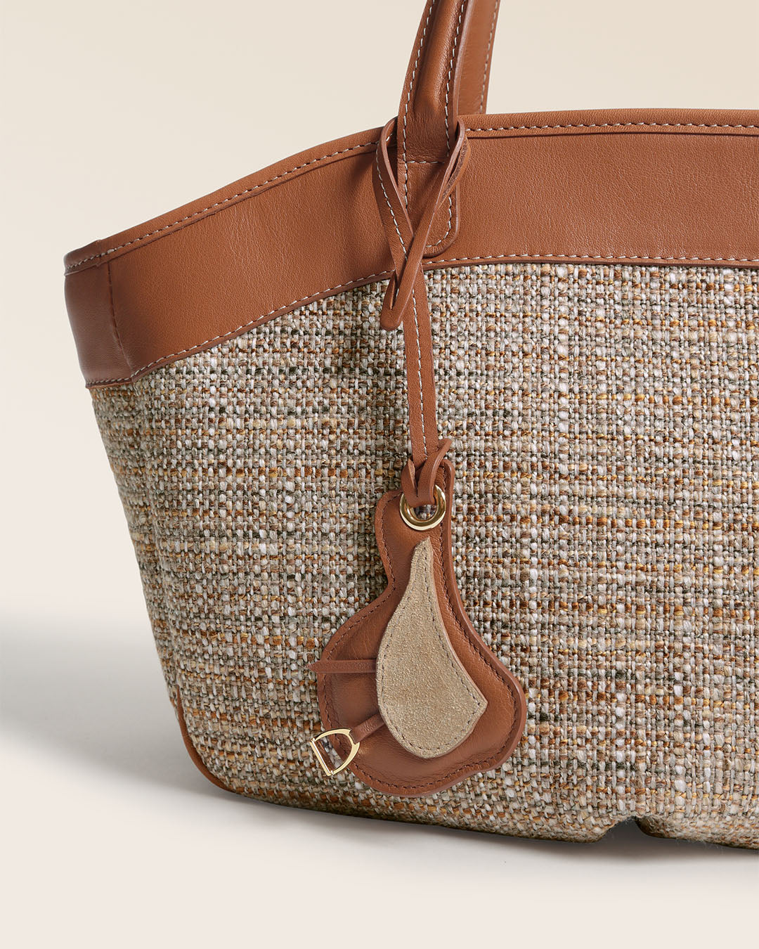 Notre sac Sarah Renouard en toile tweed beige et cuir vintage camel, vu de près en studio.