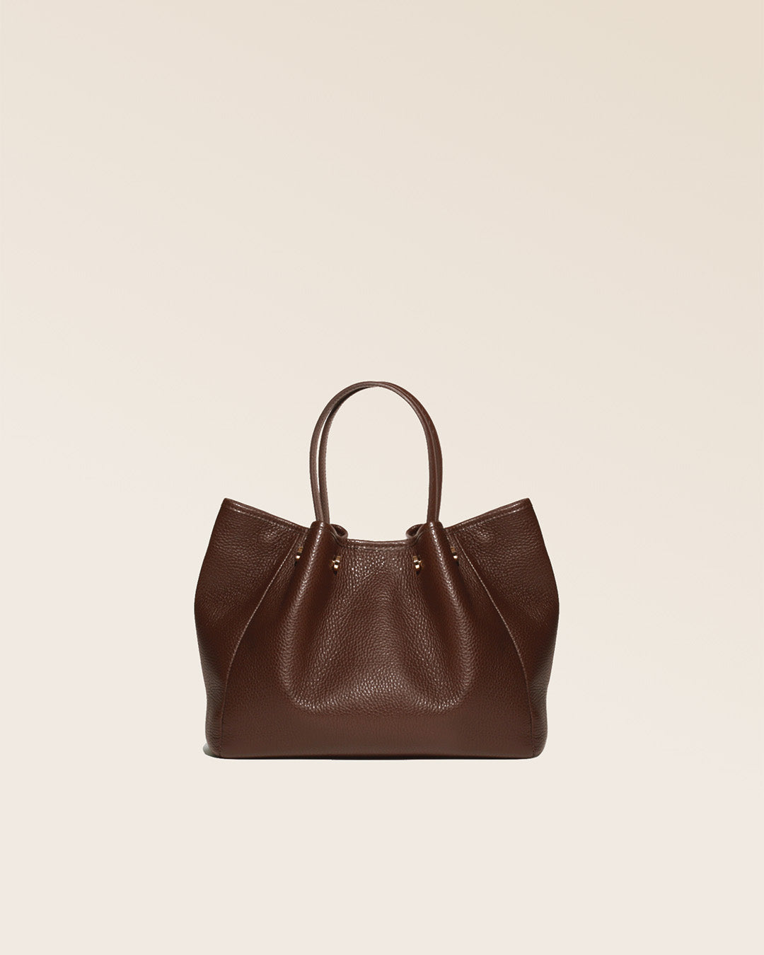 Notre sac Saturne en cuir façon vigogne orange vu de dos en studio.