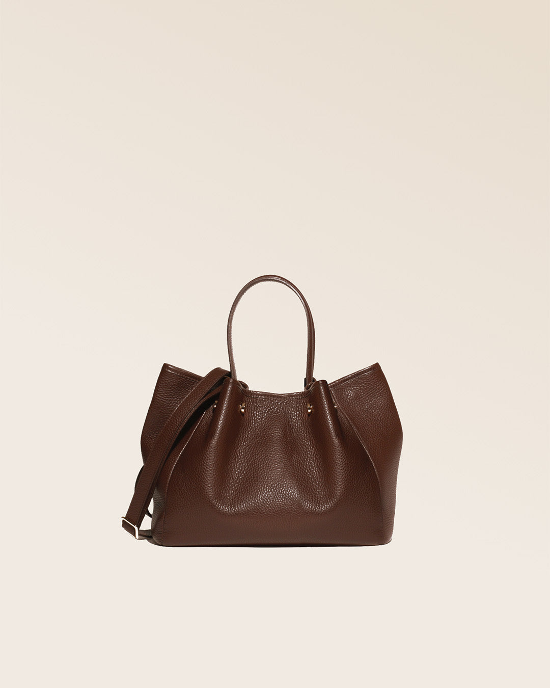 Notre sac Saturne en cuir façon vigogne chocolat vu de face en studio.