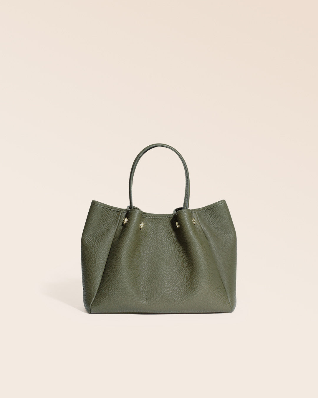 Notre sac Saturne en cuir façon vigogne kaki vu de dos en studio.