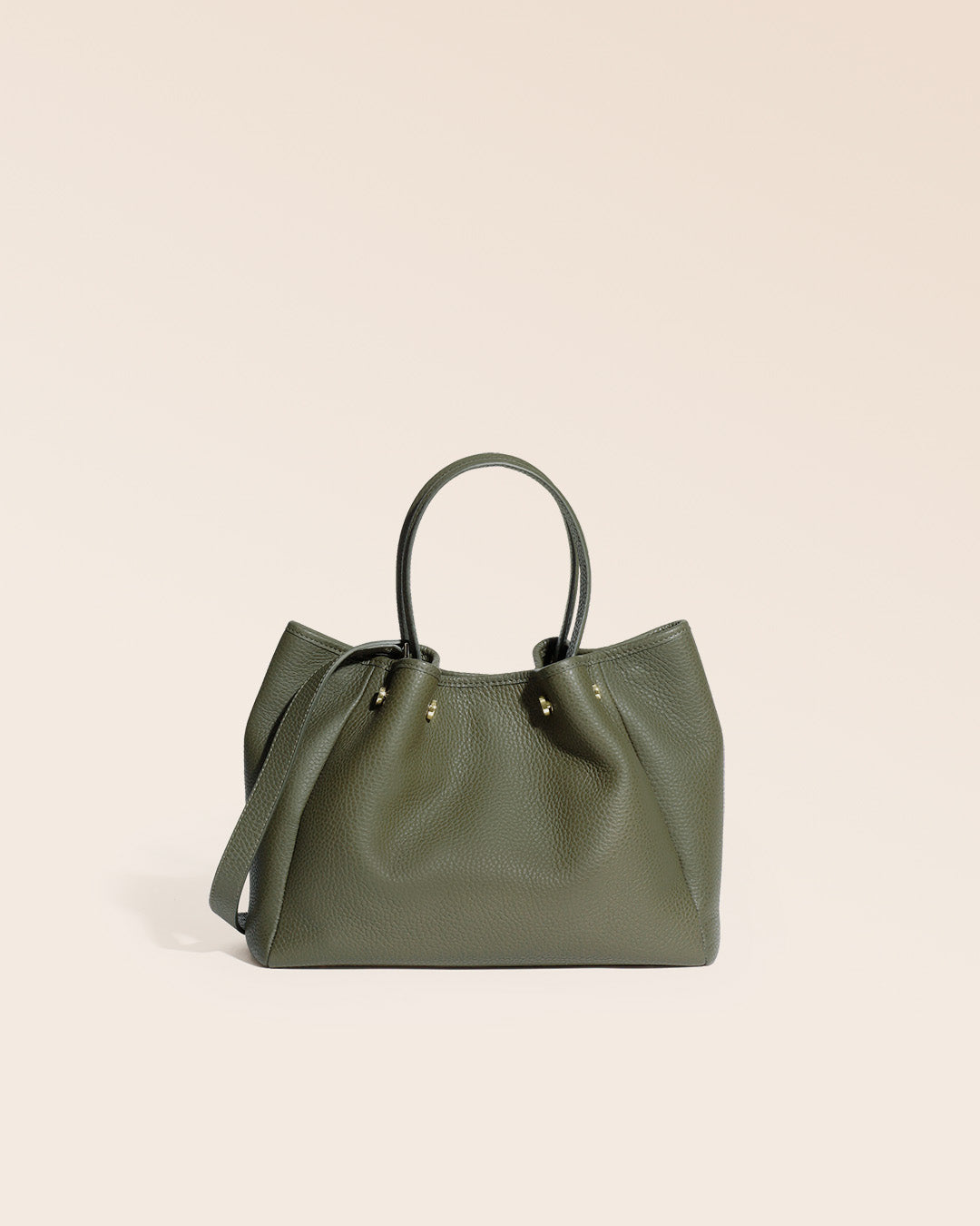 Notre sac Saturne en cuir façon vigogne kaki vu de face en studio.